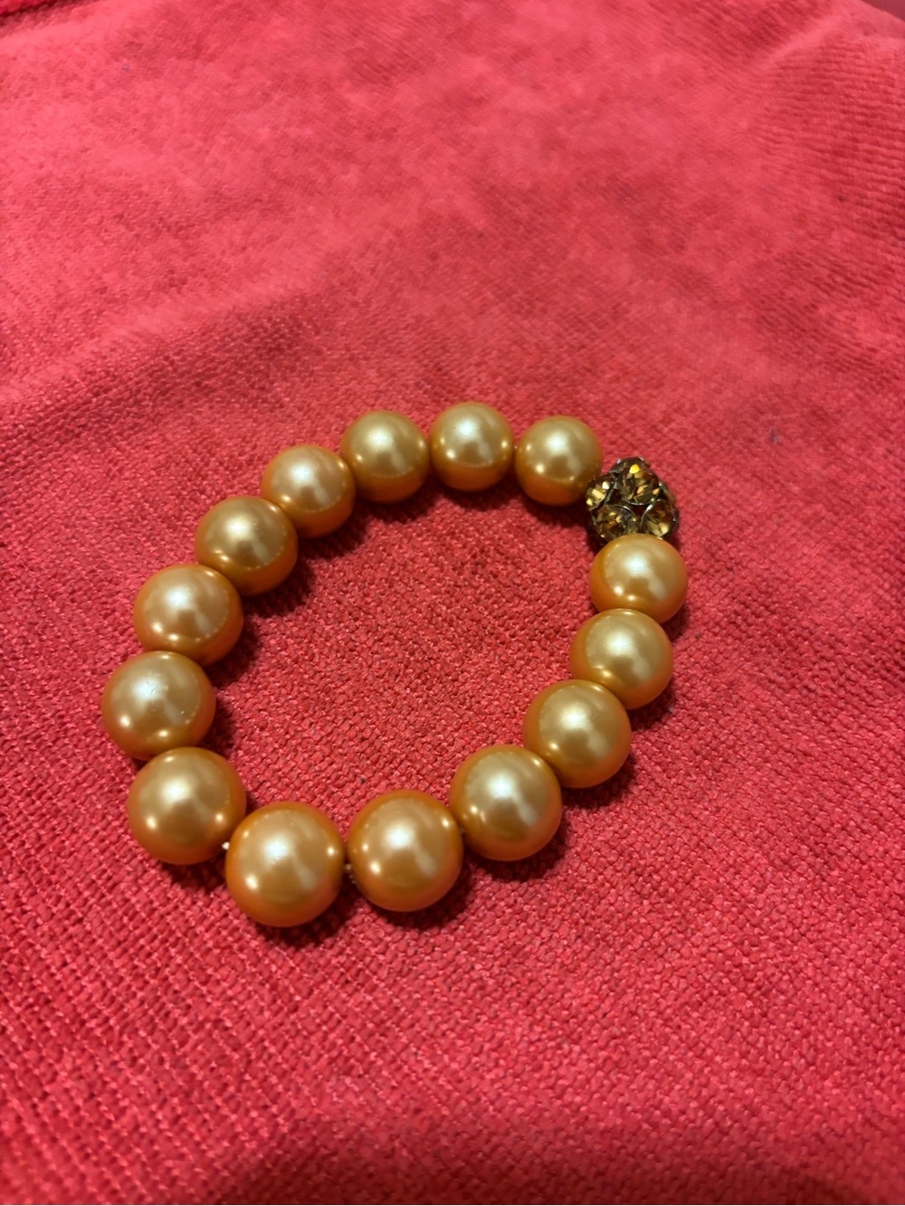 Gold Pearl Stretch Bracelet with Decorative Clasp
